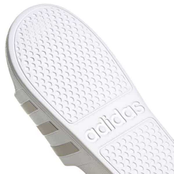 Detalle de las Chanclas Adidas Adilette Aqua Blancas