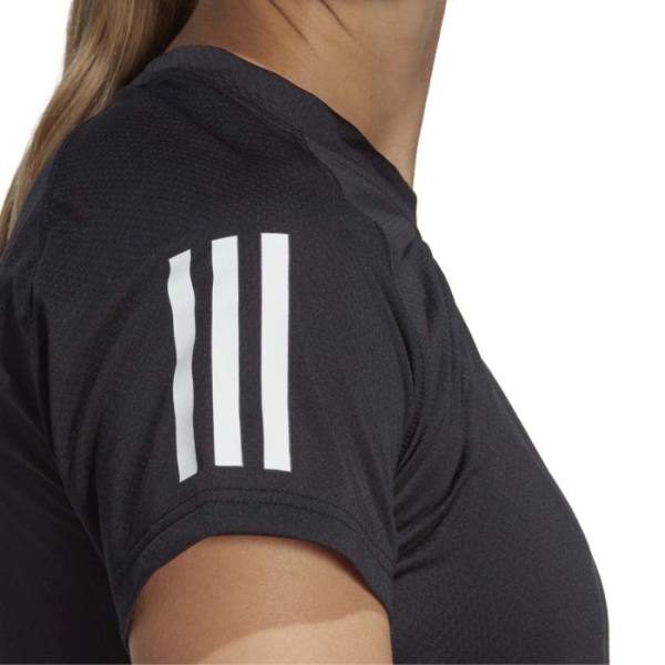 Detalle de la camiseta Adidas Club Negra de Mujer