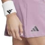 Detalle del logo de Adidas