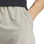 Detalle del short Club color Piedra de Adidas