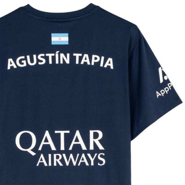 Detalle de la Camiseta NOX Oficial Agustín Tapia Azul Marino