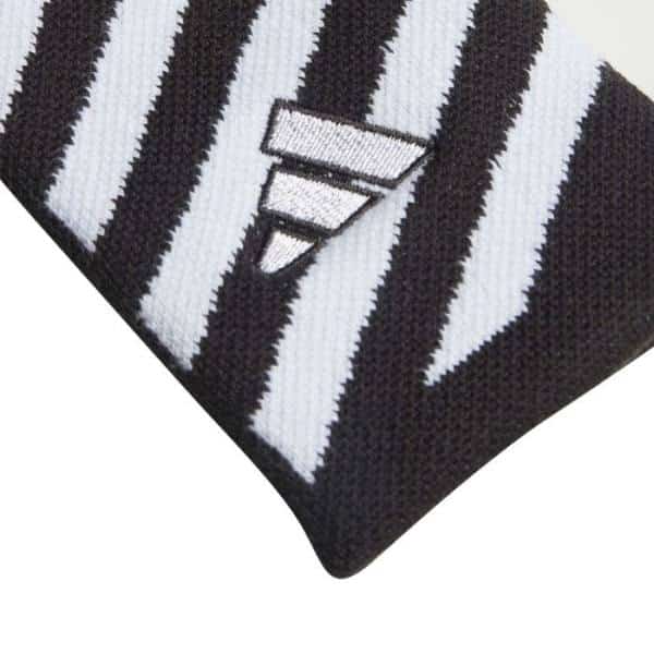 Detalle del Logo de Adidas en las Muñequeras
