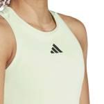 Detalle de la camiseta de tirantes Adidas Club Verde de Mujer
