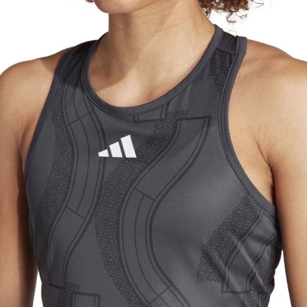 Detalle de la camiseta Adidas Club Graphic Negra