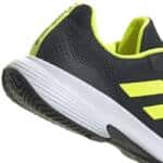 Detalle de las Zapatillas Adidas en color negro gamecourt