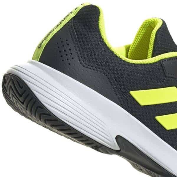 Detalle de las Zapatillas Adidas en color negro gamecourt