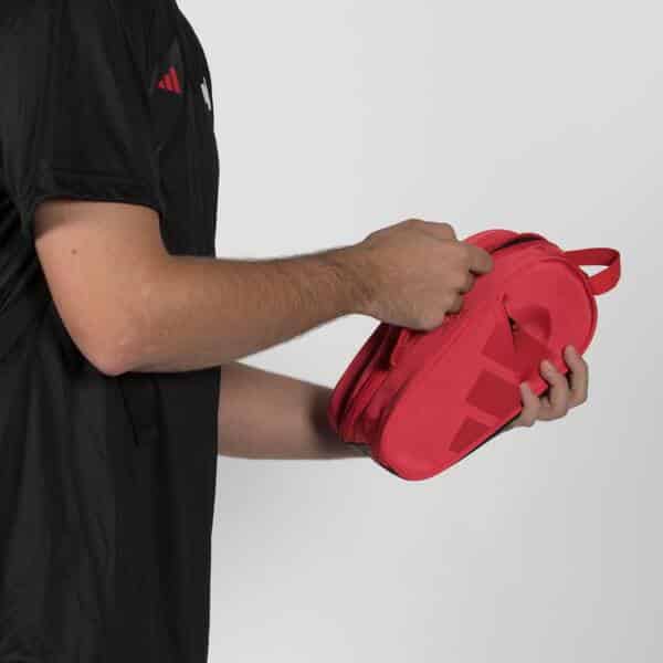 Detalle del Neceser Adidas Rojo Ale Galán 2026