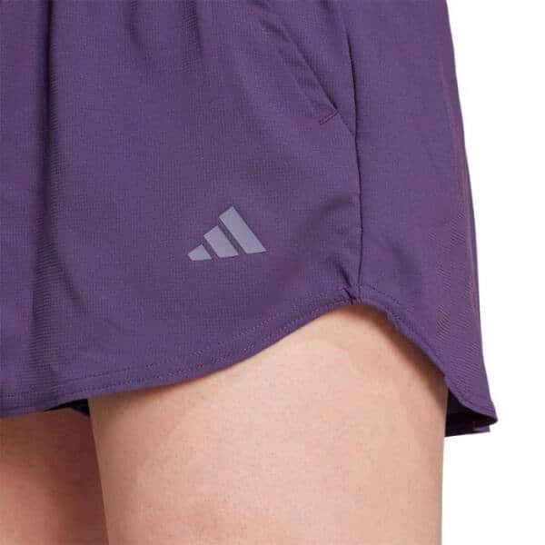 Detalle de los Shorts Adidas Club de Mujer Morados