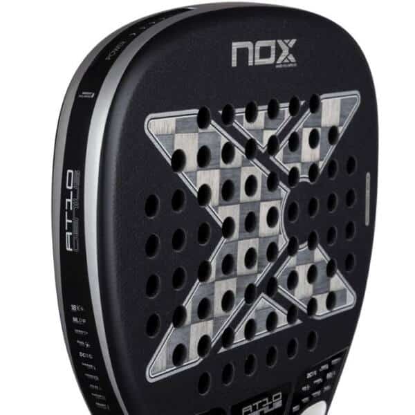 Lateral de la Pala Nox AT10 Genius 18K Attack 2026