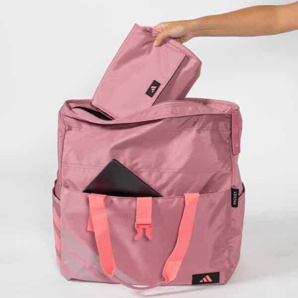 Detalle del Neceser Adidas Pink Martita Ortega