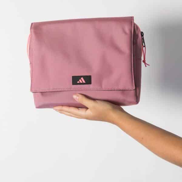Detalle del Neceser Adidas Pink Martita Ortega