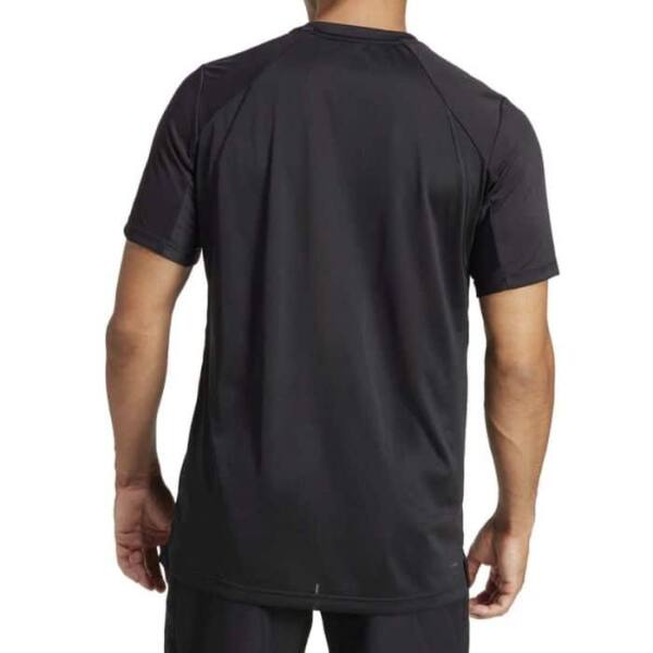Lateral de la Camiseta Adidas Negra Club Tee