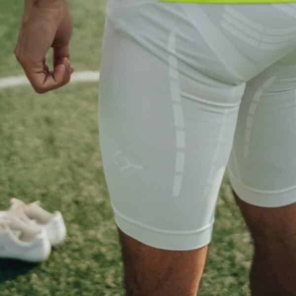 Detalle de los Shorts Floky Activator Blancos