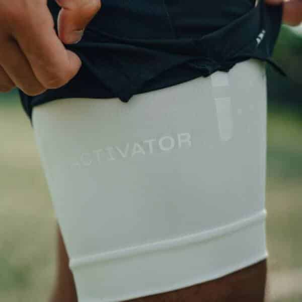Detalle de los Shorts Floky Activator Blancos