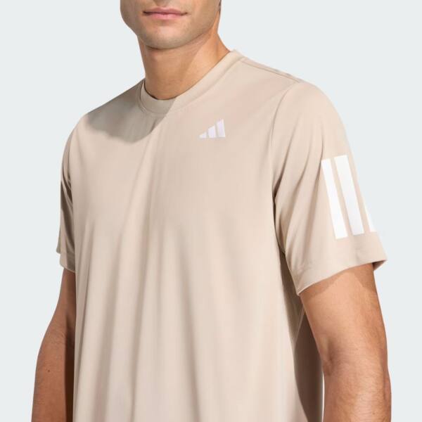 Detalle de la Camiseta Adidas Club 3STR Khaki